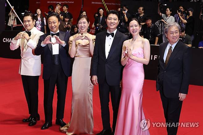 개막작 '어쩔수가없다' 배우와 감독 (부산=연합뉴스) 강민지 기자 = 17일 부산 해운대구 영화의전당에서 열린 제30회 부산국제영화제(BIFF) 개막식 레드카펫 행사에 개막작 '어쩔수가없다' 배우들과 감독이 포즈를 취하고 있다. 왼쪽부터 이병헌, 이성민, 염혜란, 박희순, 손예진, 박찬욱. 2025.9.17 mjkang@yna.co.kr