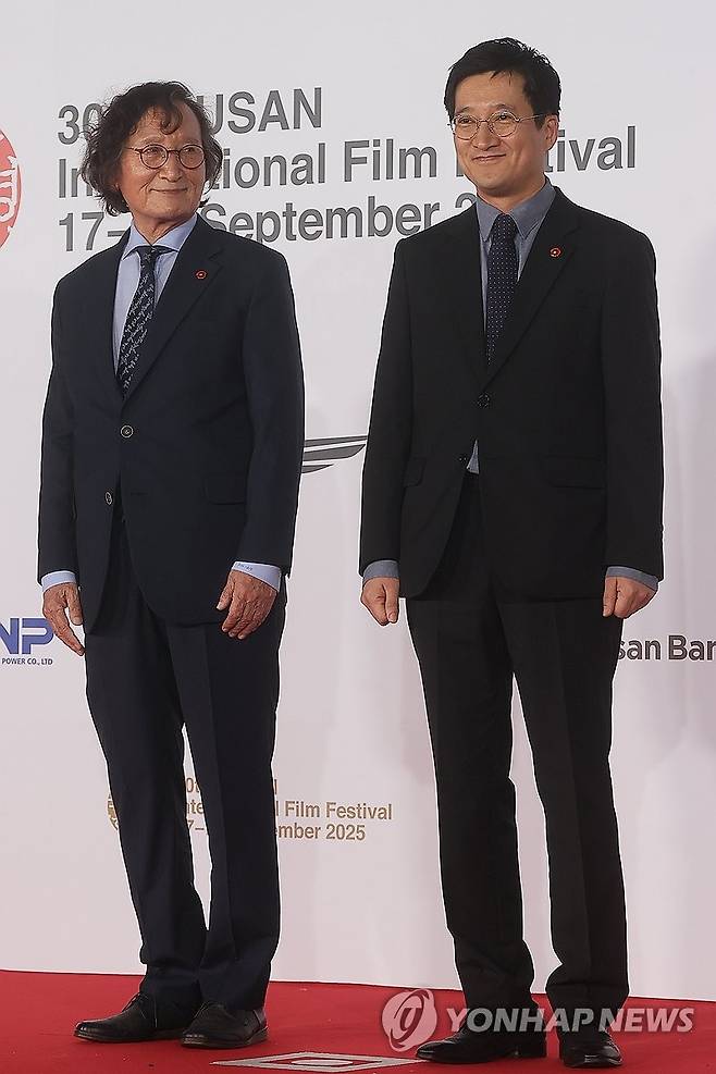 부산국제영화제 참석한 정지영 감독 (부산=연합뉴스) 류효림 기자 = 정지영 감독(왼쪽)이 17일 부산 해운대구 우동 영화의전당에서 열린 제30회 부산국제영화제 개막식에 참석하고 있다. 2025.9.17 ryousanta@yna.co.kr