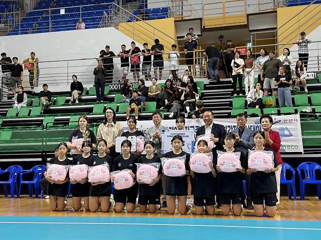 경남여중 배구부, 전국대회 5관왕 달성 [경남여중 제공]