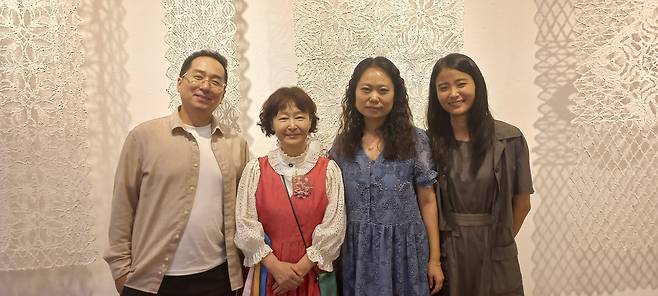 K-종이접기 그룹전에 참여한 네 명의 작가 (서울=연합뉴스) 박현수 기자 = 17일 오후 서울 종로구 인사동 경인미술관에서 개막한 K-종이접기 그룹전에 참여한 네 명의 작가가 하진희 명인의 작품 '설위설경'을 배경으로 포즈를 취하고 있다. 왼쪽부터 김준혁·하 명인·김정화·김보경 작가. 2025. 9. 17. phyeonsoo@yna.co.kr