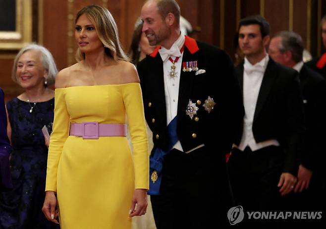 멜라니아 트럼프와 영국 윌리엄왕자(오른쪽) [AFP=연합뉴스]