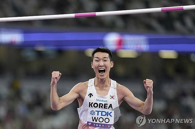 포효하는 우상혁 (도쿄 AP=연합뉴스) 우상혁이 16일 일본 도쿄 국립경기장에서 열린 2025 세계육상선수권대회 남자 높이뛰기 결선에서 2ｍ34를 넘은 뒤 포효하고 있다.