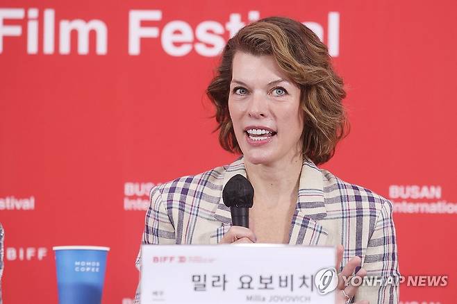 질문에 답하는 밀라 요보비치 (부산=연합뉴스) 강민지 기자 = 배우 밀라 요보비치가 18일 부산 해운대구 영화의전당에서 열린 제30회 부산국제영화제 '프로텍터' 기자간담회에서 질문에 답하고 있다. 2025.9.18 mjkang@yna.co.kr