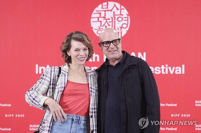 밀라 요보비치와 애드리언 그런버그 감독 (부산=연합뉴스) 강민지 기자 = 배우 밀라 요보비치와 애드리언 그런버그 감독이 18일 부산 해운대구 영화의전당에서 열린 제30회 부산국제영화제 '프로텍터' 기자간담회에서 포즈를 취하고 있다. 2025.9.18 mjkang@yna.co.kr