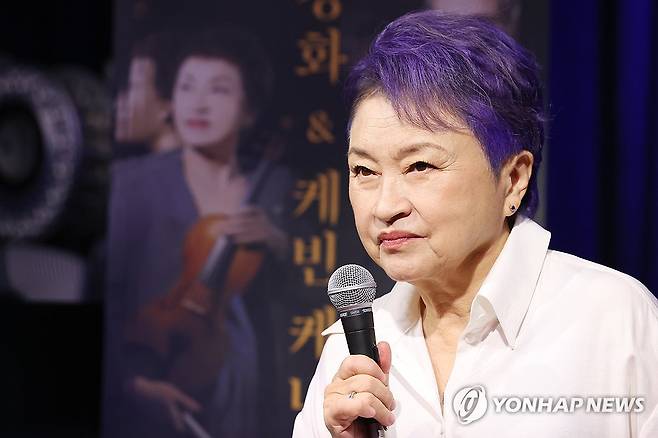 '거장 바이올리니스트' 정경화 (서울=연합뉴스) 진연수 기자 = 바이올리니스트 정경화가 18일 오후 서울 종로구 크레디아클래식클럽에서 열린 기자간담회에서 질문에 답하고 있다. 2025.9.18 jin90@yna.co.kr