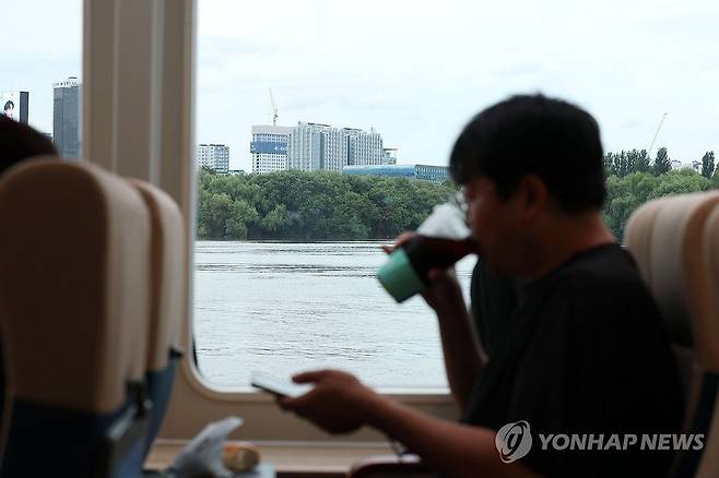 한강버스 시승 체험하는 탑승객 (서울=연합뉴스) 서명곤 기자 = 한강버스가 정식 운항을 시작한 18일 서울 여의도에서 출발한 한강버스에 승선한 탑승객이 시승 체험을 하고 있다. 2025.9.18 [공동취재] seephoto@yna.co.kr