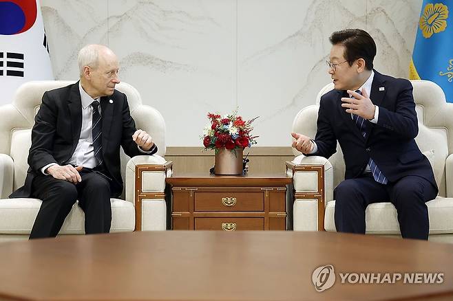 이재명 대통령, 마이클 샌델 교수 접견 (서울=연합뉴스) 한상균 기자 = 이재명 대통령이 18일 서울 용산 대통령실에서 저서 '정의란 무엇인가'로 유명한 마이클 샌델 하버드 대학교 교수를 접견하고 있다. 2025.9.18 [대통령실통신사진기자단] xyz@yna.co.kr