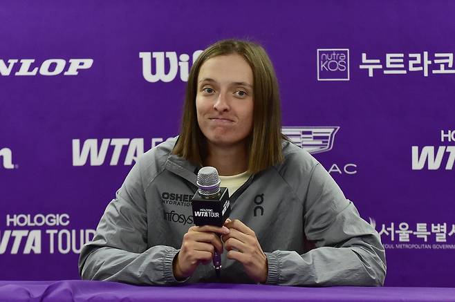 18일 경기 승리 후 기자회견 하는 시비옹테크 [코리아오픈 테니스 대회 조직위원회 제공. 재판매 및 DB 금지]