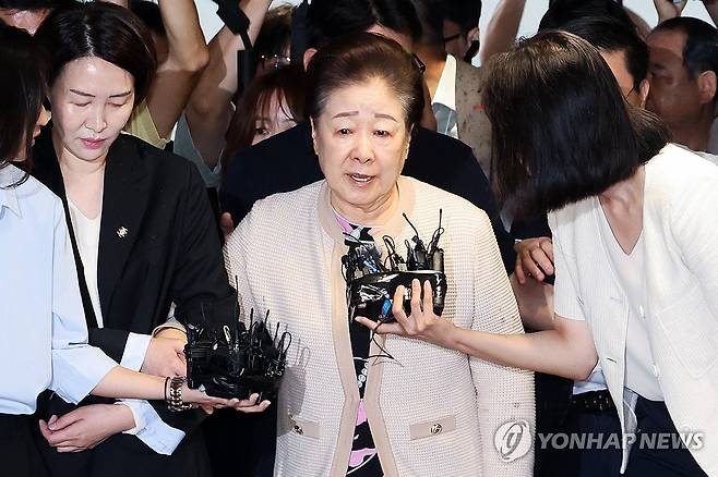 취재진 질문에 답하는 한학자 통일교 총재 (서울=연합뉴스) 임화영 기자 = 한학자 통일교 총재가 17일 서울 종로구 KT광화문빌딩에 마련된 김건희 여사의 의혹을 수사하는 민중기 특별검사팀 사무실에 세 번의 소환 불응 만에 자진 출석하고 있다.
    한 총재는 통일교 전 세계본부장 윤모씨(구속기소)와 공모해 2022년 1월 권성동 국민의힘 의원에게 윤석열 정부의 통일교 지원을 요청하며 정치자금 1억원을 전달한 혐의를 받는다.
    같은 해 4∼7월에는 '건진법사' 전성배씨를 통해 김건희 여사에게 고가 목걸이와 샤넬백을 건네며 교단 현안을 청탁한 데 관여한 혐의도 있다. 2025.9.17 hwayoung7@yna.co.kr