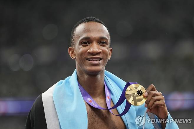 케비나트시피, 남자 400ｍ 우승 (도쿄 AFP=연합뉴스) 케비나트시피가 18일 일본 도쿄 국립경기장에서 열린 2025 세계육상선수권대회 남자 400ｍ 결선에서 우승한 뒤, 기념 촬영하고 있다.
