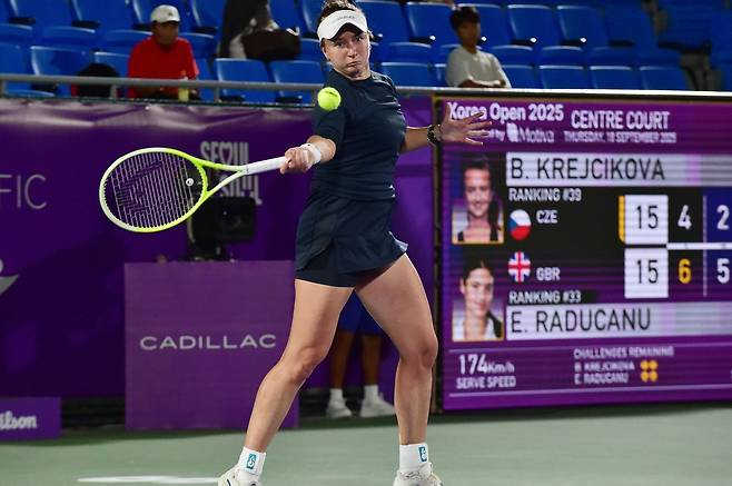 크레이치코바의 18일 경기 모습.  [코리아오픈 테니스 대회 조직위원회 제공. 재판매 및 DB 금지]