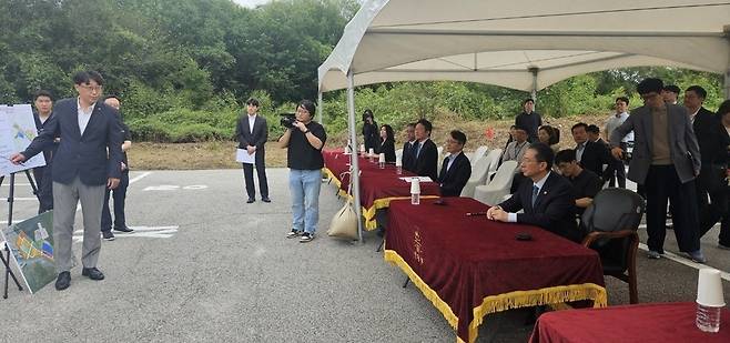 ▲ 정성호(오른쪽) 법무장관이 19일 오전 의정부교도소앞에서 LH경기북부지역본부 김정구(왼쪽) 단지사업처장으로부터 경기북부구치소 인접지역 법조타운 건립계획을 설명하고 있다.