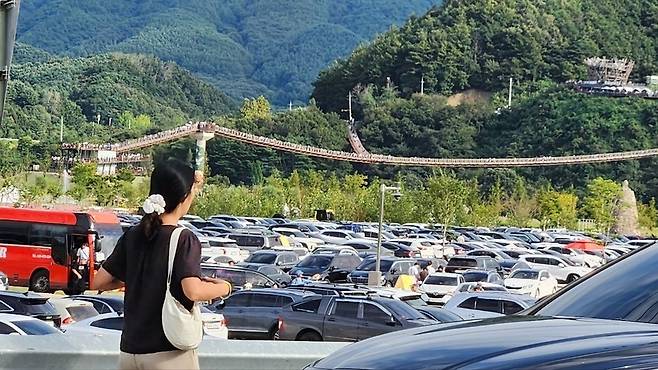 ▲ 한탄강에 방문한 한 관광객이 Y형 출렁다리를 응시하고 있다. /이광덕 기자 kdlee@incheonilbo.com