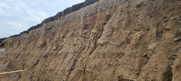 오산 가장 고가도로 옹벽이 붕괴된 현장 모습. 토사의 유출 예방을 위해 옹벽 블록 뒤채움재에 깔려 있는 '그리드(일종의 토목섬유)' 위로 설계도서 보다 큰 암석이 시공돼 있다.[사진출처 = 오산시]