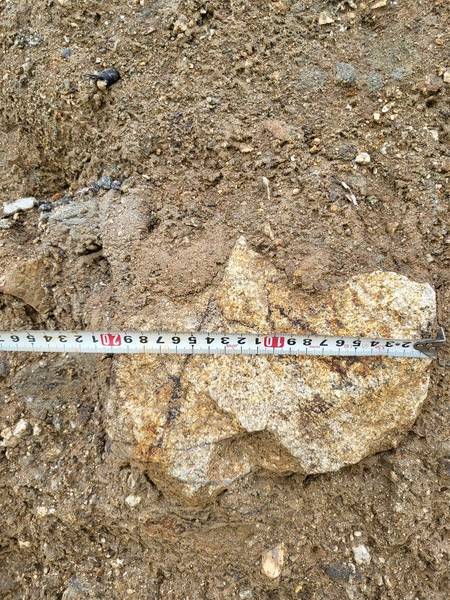 보강토 옹벽 뒤채움재는 설계도 상 골재의 최대크기가 100mm 이하로 규정돼 있지만 실제 현장 뒤채움재에는 기준을 넘는 암석이 시공돼 있다.[사진출처 = 오산시]