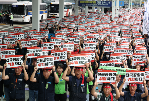 인천국제공항 노동자가 가입한 민주노총 공공운수노조&nbsp;인천공항지역지부와 나머지 14개 공항 노동자가 가입한 전국공항노동조합으로 구성된 전국공항노동자연대가 19일 인천 영종도 인천국제공항 제2여객터미널에서 연 총파업 대회에서 참가자들이 손팻말을 들고 있다. [사진=연합뉴스]