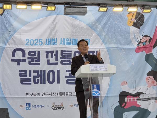 이재준 수원시장이 19일 장안구 반딧불이연무시장에서 열린 '수원 전통시장 릴레이마케팅' 행사에서 축사를 하고 있다. [사진=김지호 기자]