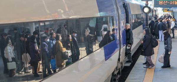 설 연휴 마지막날인 지난 1월30일 광주송정역에서 고향을 찾은 귀경객들이 명절 선물을 들고 용산행 KTX를 타기 위해 발걸음을 옮기고 있다. 전남일보 DB