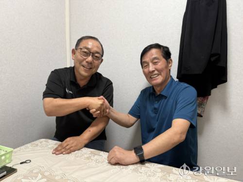 ◇중국 단둥시에서 조선족 문화의 맥을 이어온 이원삼 환갑잔치 무형문화재 전승인이자 민속고문과 취재진이 인사를 나누고 있다.