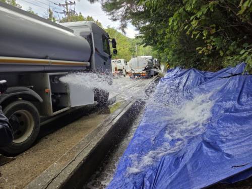 ◇강릉시 식수원인 오봉저수지의 저수율을 높이기 위한 급수 지원 작업이 전쟁터를 방불케할 정도로 치열하게 전개되고 있다. 전국 각지의 민간 살수차 뿐만 아니라, 군부대, 소방차량들이 동원돼 사투를 벌이고 있다.