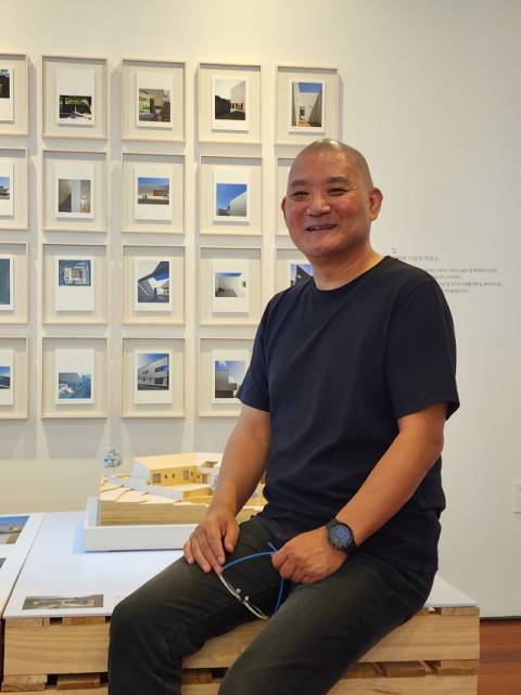 고성호 건축가는 2025년 제49회 세계건축상에서 국내 건축가 최초로 세 작품 동시 수상했다.