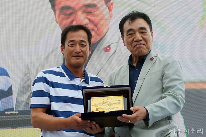 19일 제3회 제주국제슈퍼컵카이트보딩대회 개막식에서 양영식 제주도의회 농수축경제위원장에게 공로패가 수여됐다. ⓒ제주의소리