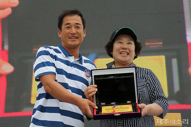 19일 제3회 제주국제슈퍼컵카이트보딩대회 개막식에서 고봉순 종달어촌계 해녀회장에게 감사패가 수여됐다. ⓒ제주의소리