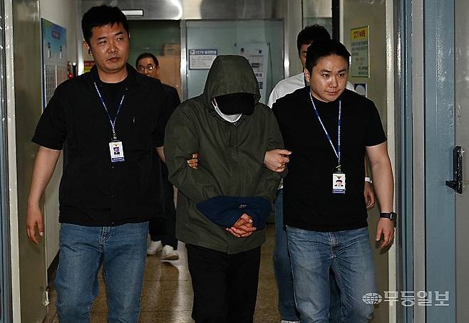 아내와 두 아들을 태운 차량을 몰고 바다로 돌진해 숨지게 한 혐의(살인·자살방조)를 받는 가장 A(49)씨가 6월4일 오전 광주 북구 북부경찰서에서 구속 전 피의자 심문(영장실질심사)을 받기 위해 이동하고 있다. 뉴시스