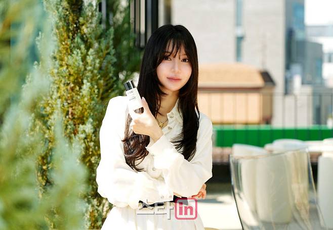 안신애가 최근 서울 논현동에서 이데일리와 만나 자신이 직접 론칭한 화장품 브랜드 ‘메르베이’ 대표로 변신한 근황에 대한 인터뷰를 진행한 뒤 사진 촬영을 하고 있다.(사진=이데일리 골프in 조원범 기자)