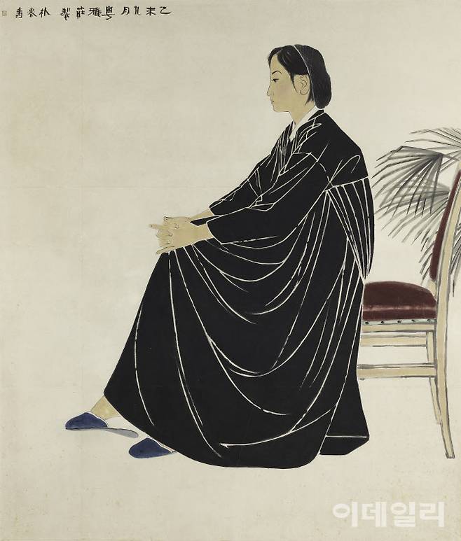 박노수의 ‘선소운’(1955). 검은색 한복을 입고 단정하게 머리를 빗은 여인이 뭔가 생각에 빠진 듯하다. ‘선인의 피리소리’라는 뜻의 작품명대로라면 어디선가 들려오는 가락에 귀를 기울이는 중일 거다. 단아한 여인상은 화백이 추구한 ‘동양미의 세계’에 자주 중심에 섰다. 하지만 이 작품에는 반전이 있다. 굳이 날카로운 흰선을 그어 옷주름을 만들고 정적인 분위기에 긴장감을 불어넣은 거다. ‘제4회 대한민국미술전람회’(1955)에서 동양화 부문 최초로 대통령상을 수상한 작품이다. 스물여덟 살의 박노수가 화단에서 큰 주목을 받는 계기가 됐다. 그림 위쪽에 ‘을미년 9월 월아장에서 그리다 박노수’라고 화제를 올렸다. 지난 6월 26일 국립현대미술관 과천에서 개막한 ‘MMCA 과천 상설전: 한국근현대미술Ⅱ’에 걸렸다. 종이에 색, 187×158㎝. 국립현대미술관 소장.