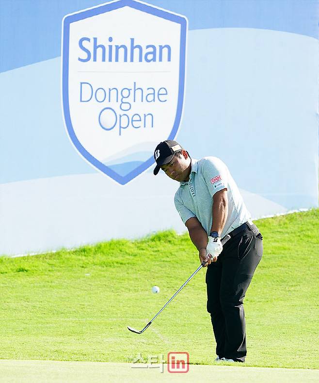 지난 14일 인천에서 한국과 일본, 아시안투어 공동 주관으로 열린 신한동해오픈에서 일본의 히가 가즈키가 18번홀에서 어프로치 샷을 하고 있다. (사진=이데일리 골프in 김상민 기자)