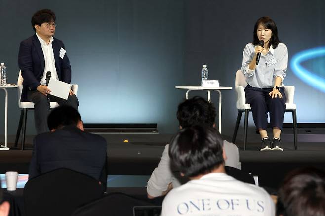 정구민 국민대학교 전자공학부 교수(왼쪽)와 박주영 현대자동차 모빌리티사업추진팀장이 18일 서울 여의도 FKI플라자에서 열린 ‘2025 이데일리 K-모빌리티 포럼’에서 대담하고 있다.(사진=이데일리 방인권 기자)
