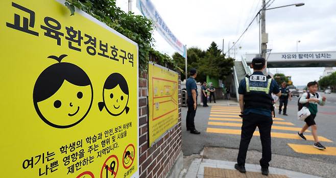 초등학생 납치 미수 등 아동 대상 범죄가 잇따르는 가운데 12일 대구 동구 한 초등학교 앞에서 동촌지구대, 기동순찰대가 예방 순찰을 하고 있다.(사진=뉴시스)