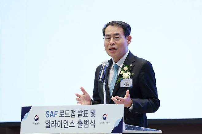 강희업 국토교통부 제2차관이 19일 지속가능항공유(SAF) 로드맵을 발표하고 얼라이언스 출범을 기념하고 있다.
