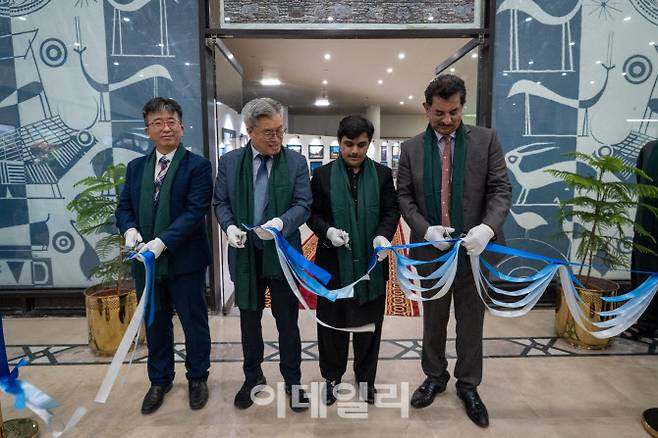 18일 파키스탄 이슬라마바드 박물관에서 열린 실감전시관 개관식. 왼쪽부터 박재락 주파키스탄 대한민국대새관 대사대리, 김동학 국가유산진흥원 경영기획본부장, 후자이파 레흐만 파키스탄 국가유산문화부 국가장관, 하산 나실 자미 차관. (사진=국가유산진흥원)