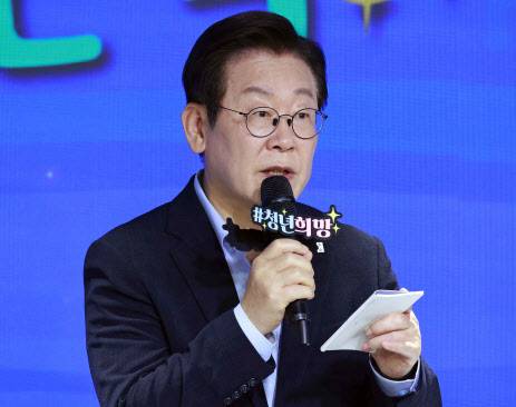 이재명 대통령이 19일 서울 마포구 구름아래 소극장에서 열린 2030 청년 소통·공감 토크콘서트에서 발언하고 있다. (사진=연합뉴스)