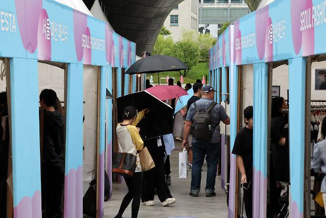 2025 서울패션페스타 열린 19일 오후 서울 중구 동대문디자인플라자(DDP)를 찾은 시민들이 참여 브랜드의 판매 부스를 둘러보고 있다. (사진=뉴시스)