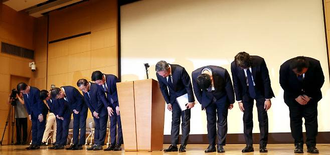 조좌진 롯데카드 대표이사 등 관계자들이 18일 서울 중구 부영태평빌딩에서 해킹 사고로 인한 고객 정보 유출사태에 대해 대고객 사과를 하고 있다. (사진=연합뉴스)