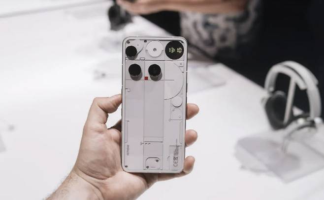 영국 낫씽이 출시한 스마트폰.(사진=구글 이미지 갈무리)