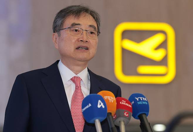조현 외교부 장관이 서울 강서구 김포국제공항에서 취재진 질문에 답하고 있다. (사진=연합뉴스)