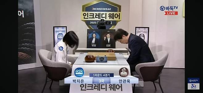 박지은 9단(왼쪽)과 안관욱 9단이 승부에 들어가기 전 인사를 하고 있다.(사진 바둑RV 캡처)