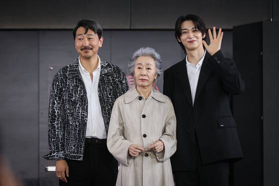 월드시네마 섹션에 공식 초청 된 영화 '결혼 피로연'으로 제30회 부산국제영화제를 찾은 앤드류 안 감독과 배우 윤여정 한기찬이 19일 부산 해운대구 우동 영화의 전당에서 열린 프로텍터 야외무대인사에서 관객들에게 인사하고 있다. 〈사진=연합뉴스〉