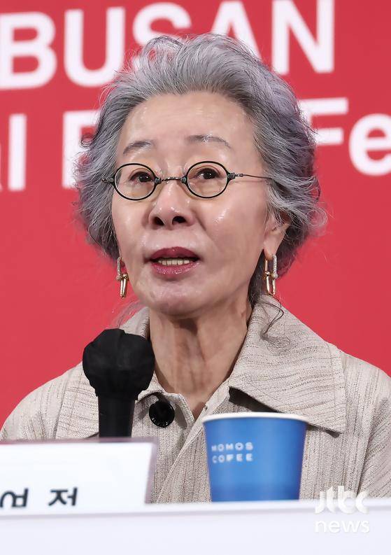 19일 오후 부산 해운대구 영화의전당 기자회견장에서 영화 '결혼 피로연' 기자간담회가 열렸다. 앤드루 안 감독, 배우 윤여정, 배우 한기찬이 참석했다. 부산=박세완 엔터뉴스팀 기자 park.sewan@jtbc.co.kr