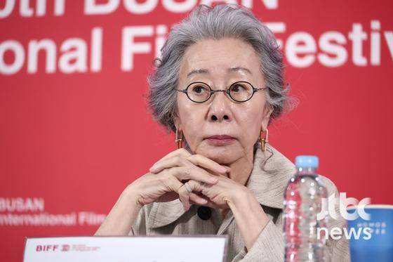 19일 오후 부산 해운대구 영화의전당 기자회견장에서 영화 '결혼 피로연' 기자간담회가 열렸다. 앤드루 안 감독, 배우 윤여정, 배우 한기찬이 참석했다. 부산=박세완 엔터뉴스팀 기자 park.sewan@jtbc.co.kr