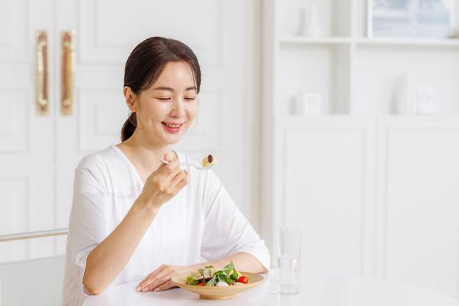 평소 식사량의 4분의 1을 줄이거나 식사할 때 오래 잘 씹어 먹으면 하루 500칼로리를 줄여 다이어트에 도움이 된다. [사진=클립아트코리아]