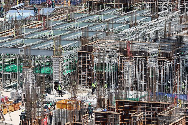 서울 시내 한 아파트 건설현장에서 노동자들이 작업하고 있다. 2025.6.23/뉴스1 ⓒ News1 김도우 기자