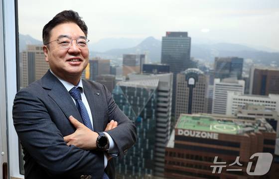 조용준 동구바이오제약 회장이 16일 서울 중구 소공동 롯데호텔에서 뉴스1과 인터뷰에 앞서 포즈를 취하고 있다. 2025.9.16/뉴스1 김진환 기자