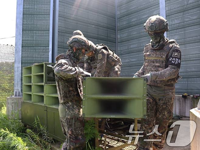 국방부는 지난달 4일 남북 접경지역에 설치된 대북확성기 철거를 시작했다고 밝혔다. 사진은 대북확성기 철거 모습. (국방부 제공. 재판매 및 DB 금지) 2025.8.4/뉴스1