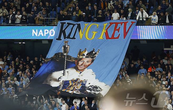 케빈 더 브라위너를 환영하는 맨체스터 시티 팬들. ⓒ 로이터=뉴스1