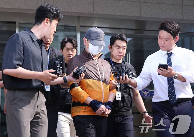 사제 총기 살해 사건 피의자 A 씨(62·남)가 30일 오전 인천논현경찰서에서 검찰로 송치되고 있다. A씨는 지난 20일 오후 9시 31분께 인천시 연수구 송도 아파트에서 사제 총기로 산탄을 발사해 아들 B씨를 살해한 혐의를 받고 있다. 2025.7.30/뉴스1 ⓒ News1 박지혜 기자